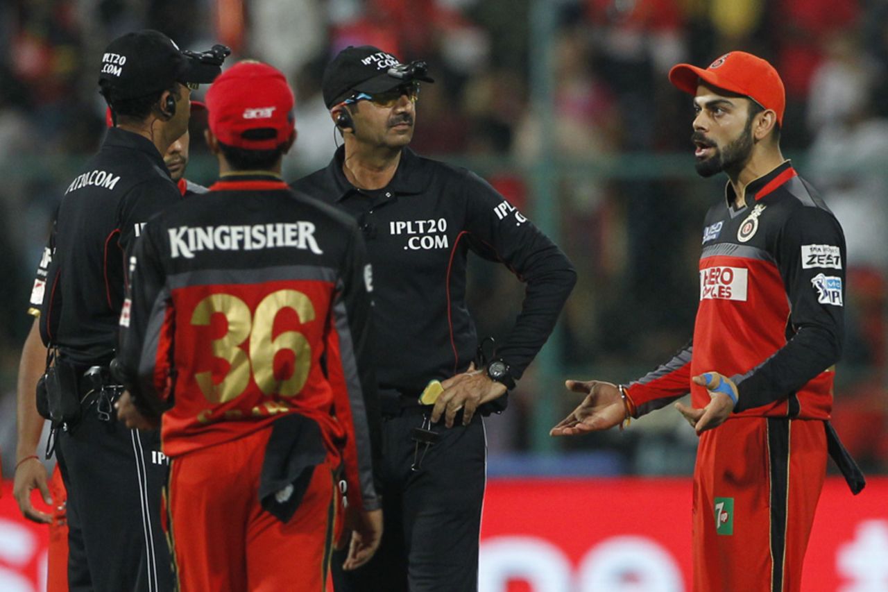 Virat Kohli argues with the umpires after claiming a low catch off Eklavya Dwivedi, Gujarat Lions v Royal Challengers Bangalore, IPL 2016, Qualifier 1, Bangalore, May 24, 2016