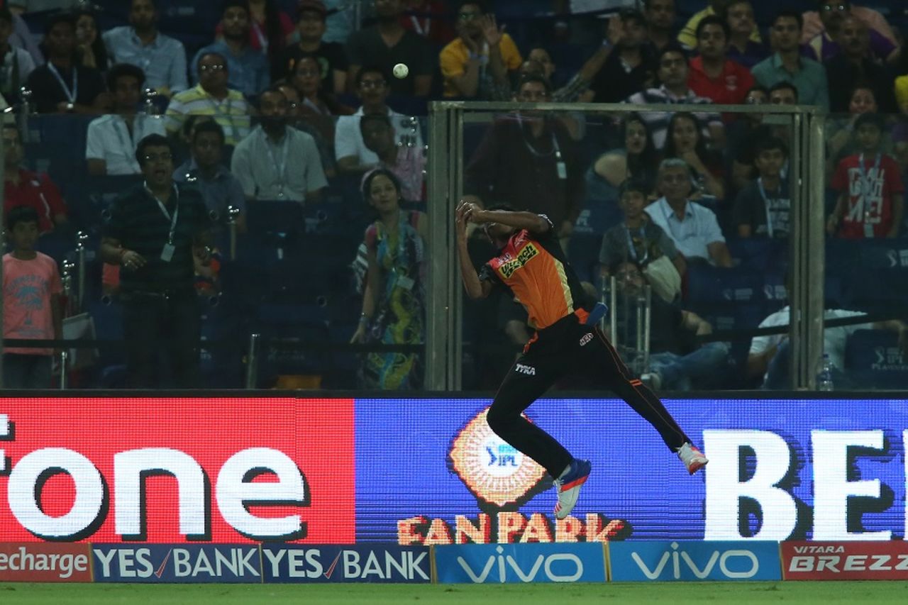 Mustafizur Rahman fails to take a catch as the ball sneaks away for a six, Sunrisers Hyderabad v Kolkata Knight Riders, IPL 2016, Delhi, May 25, 2016