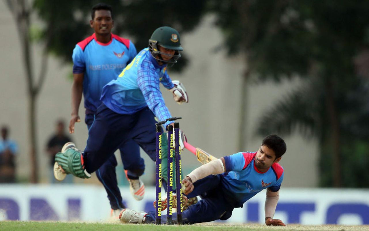 Taskin Ahmed fails to reach the crease as Farhad Reza breaks the stumps - but it was given not out, Abahani Limited v Prime Doleshwar Sporting Club, BKSP-3, Savar, May 28, 2016
