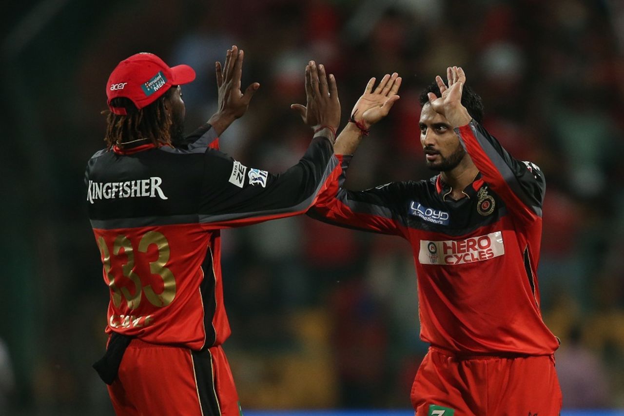 S Aravind celebrates one of his two wickets with Chris Gayle, Royal Challengers Bangalore v Sunrisers Hyderabad, IPL 2016, final, Bangalore, May 29, 2016