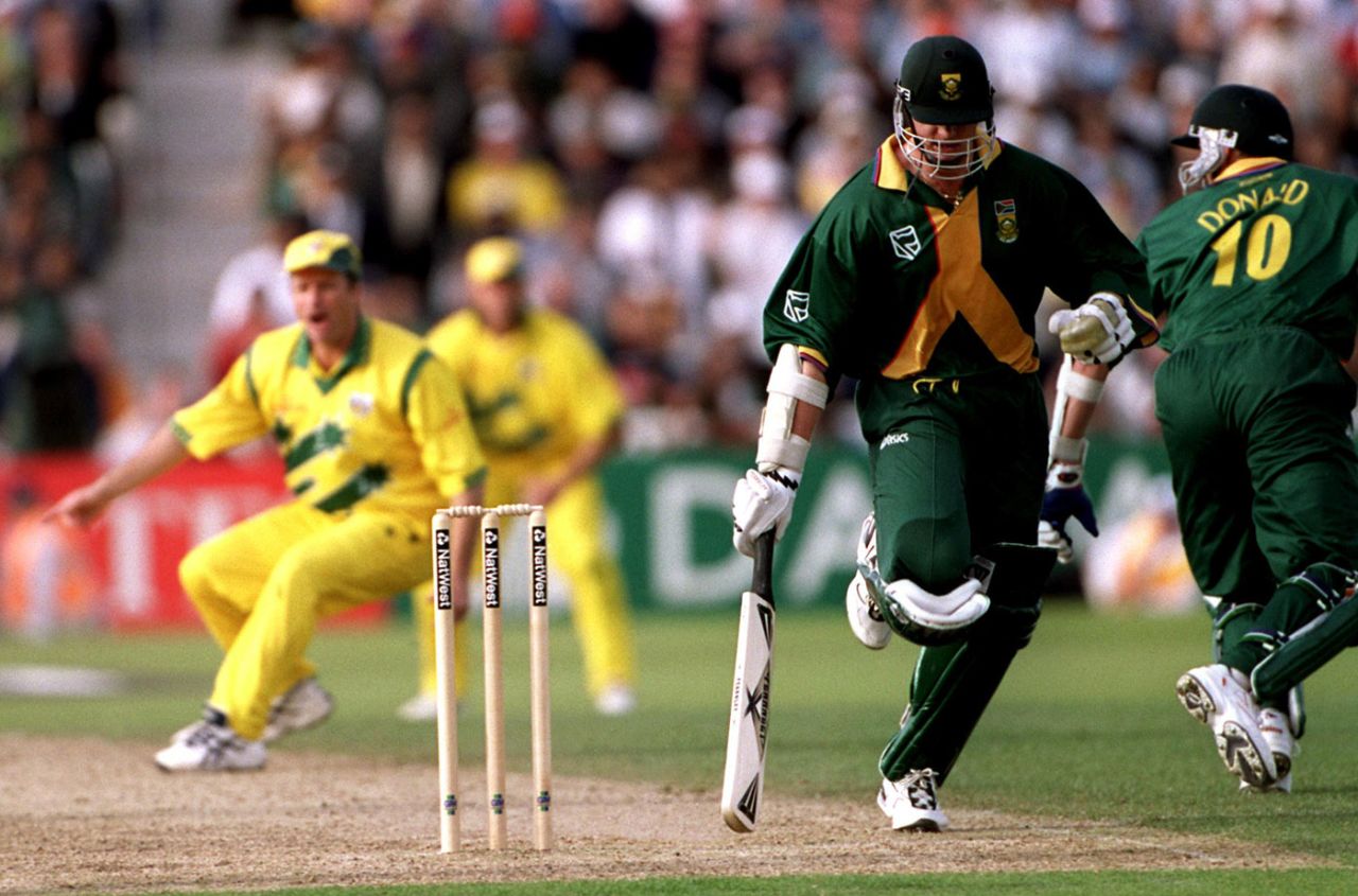 Allan Donald run past Lance Klusener before being run out, Australia v South Africa, 2nd semi-final, World Cup, Birmingham, June 17, 1999