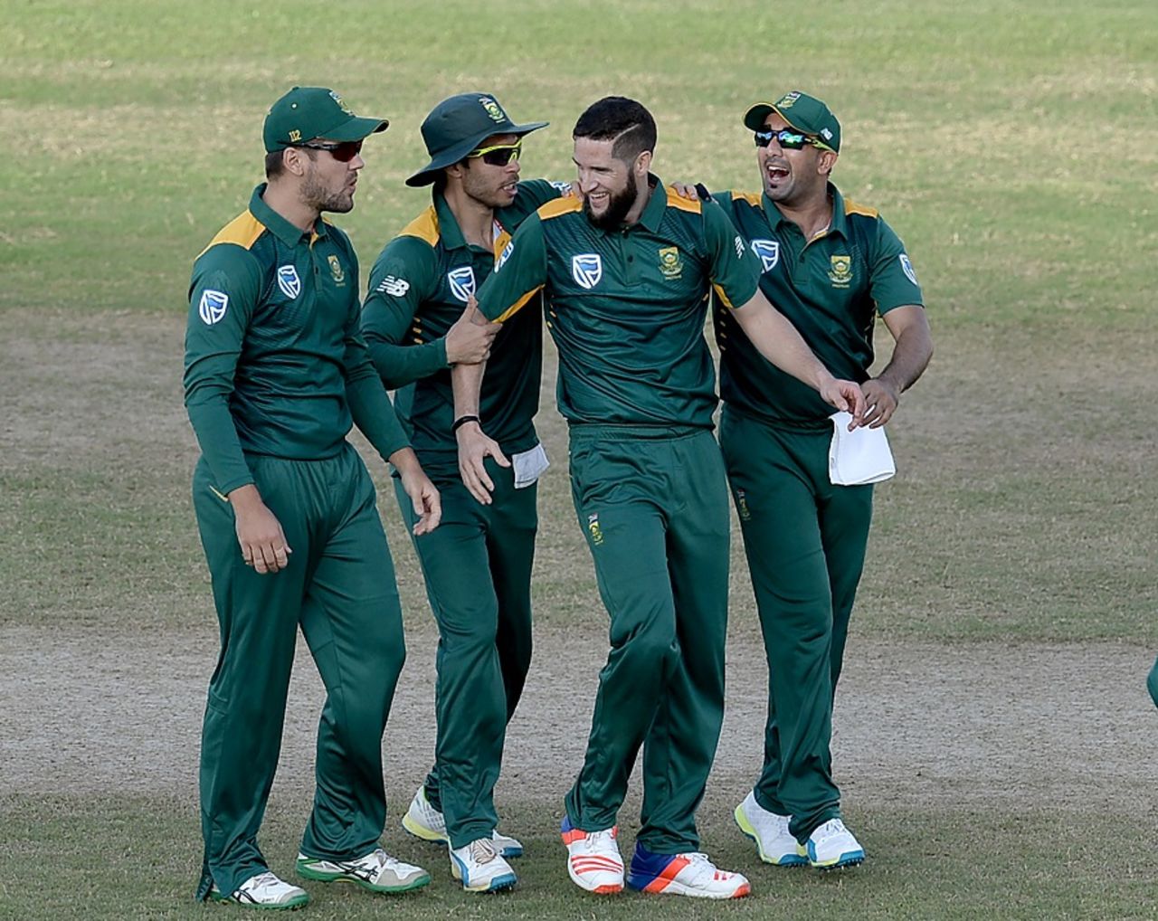 Wayne Parnell is mobbed by his team-mates, Australia v South Africa, 3rd match, ODI tri-series, Providence, June 7, 2016