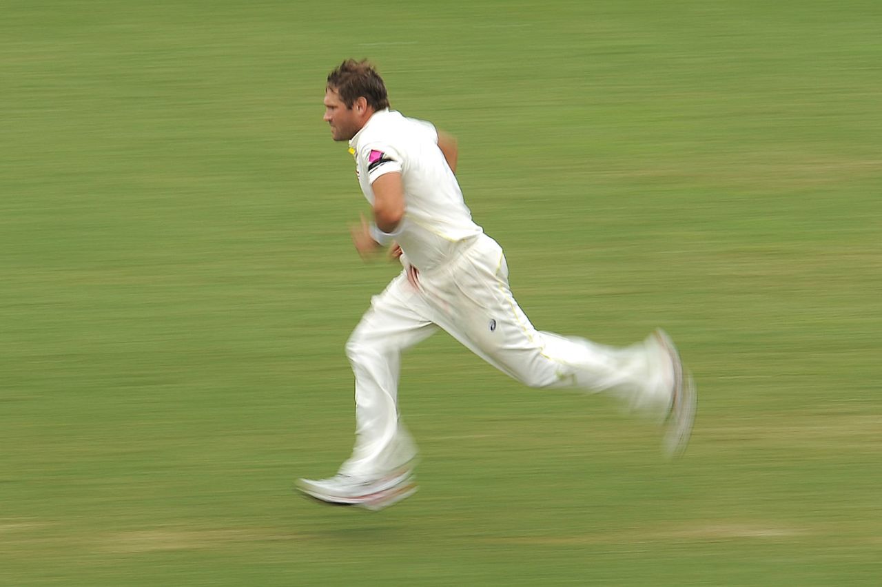 Ryan Harris runs in, Australia v India, 4th Test, Sydney, 5th day, January 10, 2015