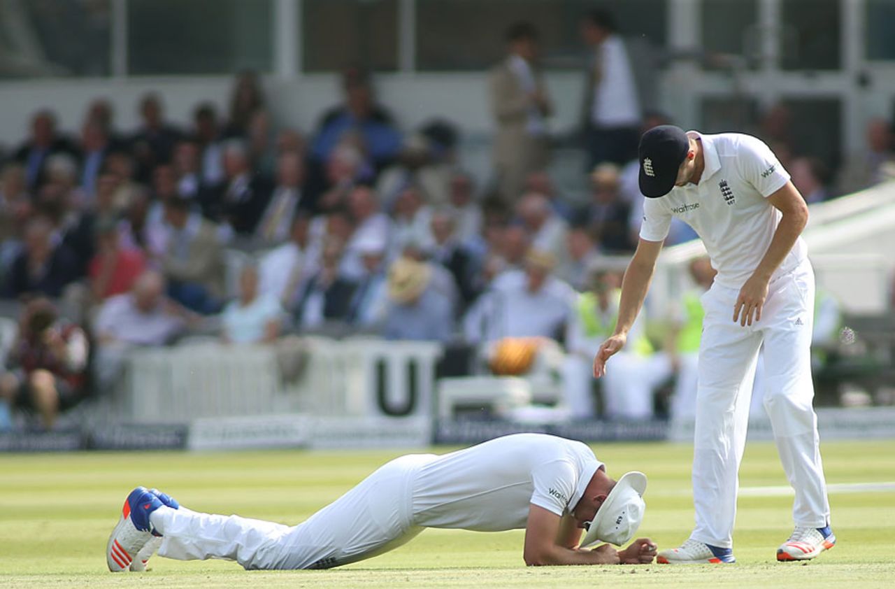 Stuart Broad appeared to hurt himself in the field, England v Sri Lanka, 3rd Investec Test, Lord's, 2nd day, June 10, 2016
