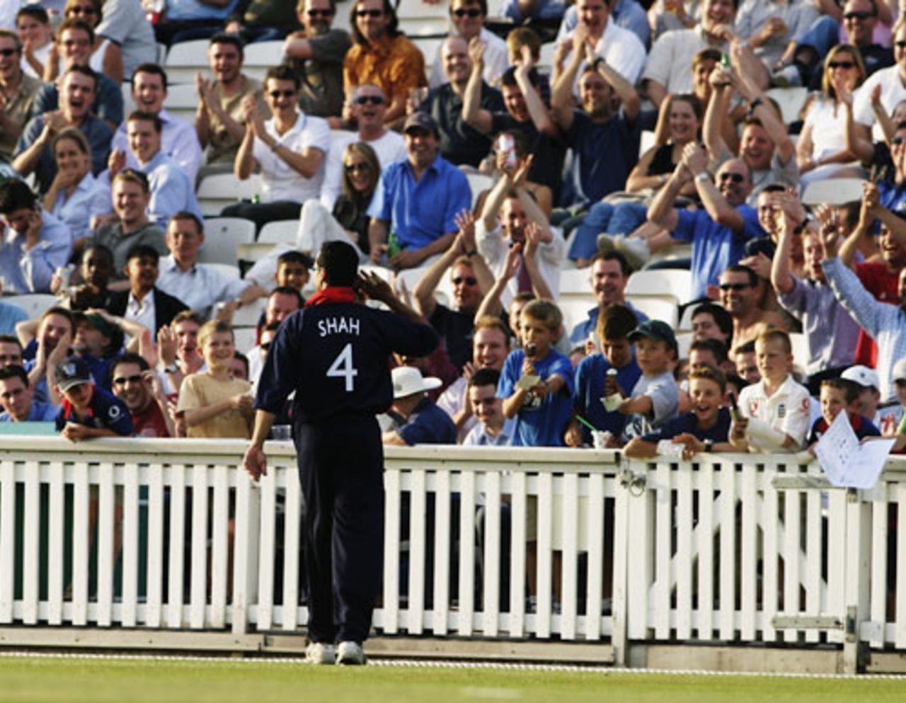 Owais Shah salutes the crowd, Surrey v Middlesex, The Oval, June 13, 2008