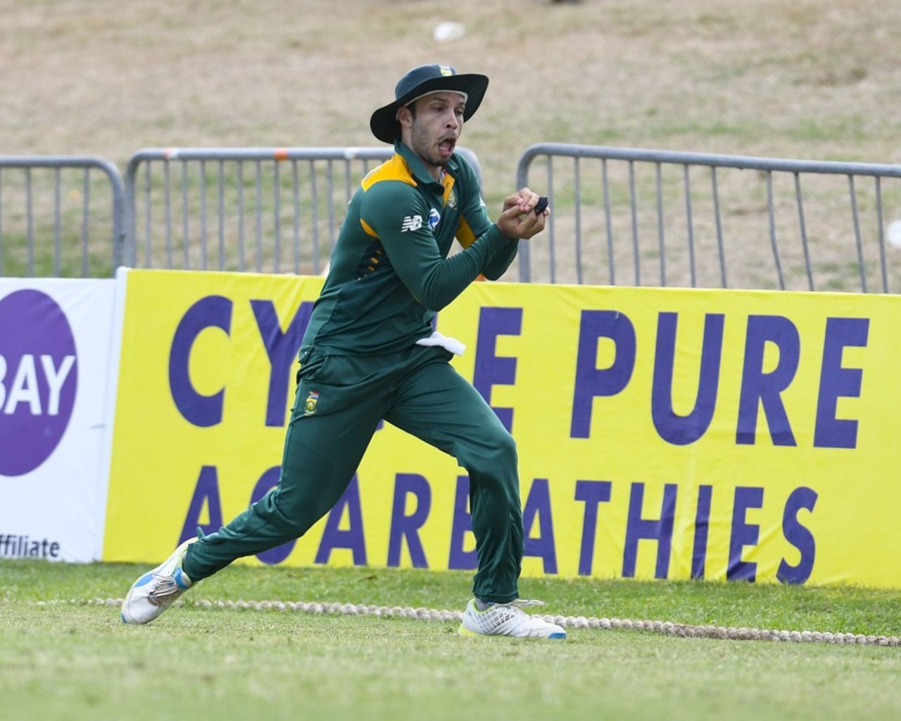 Farhaan Behardien takes a catch to dismiss Mitchell Marsh, Australia v South Africa, 4th match, ODI tri-series, St Kitts