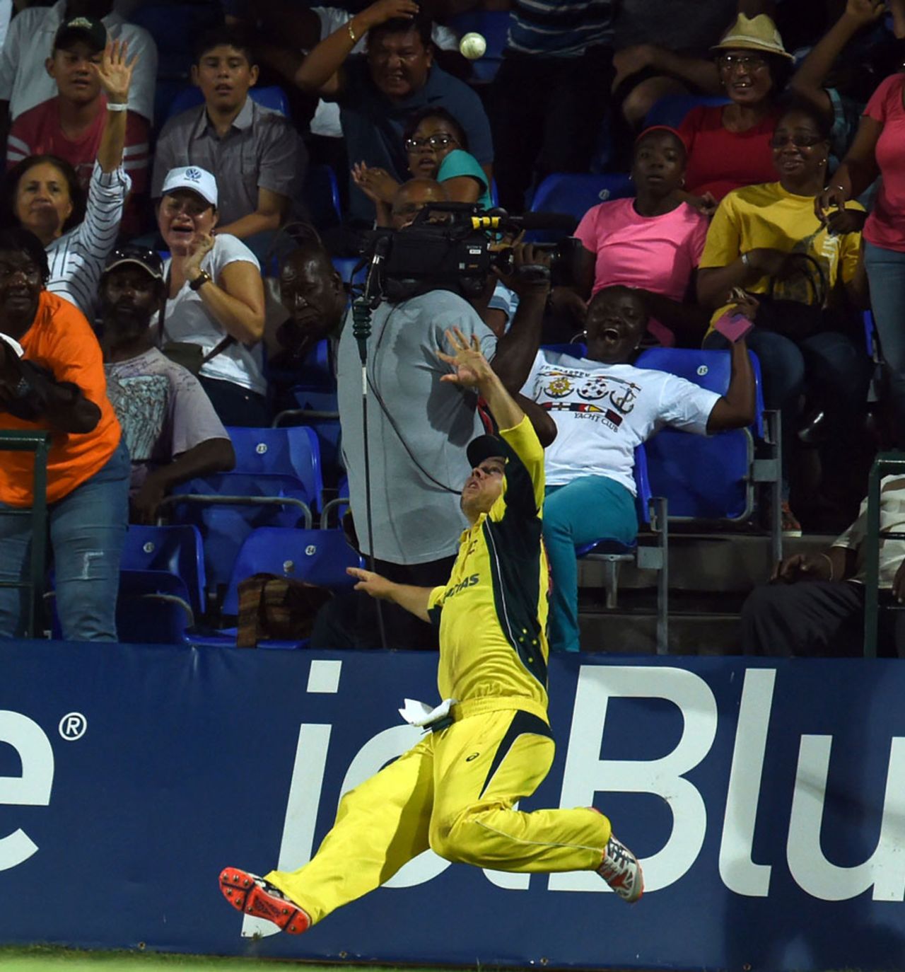 Travis Head fails to take a catch on the boundary, West Indies v Australia, 5th match, ODI tri-series, Basseterre, June 13, 2016