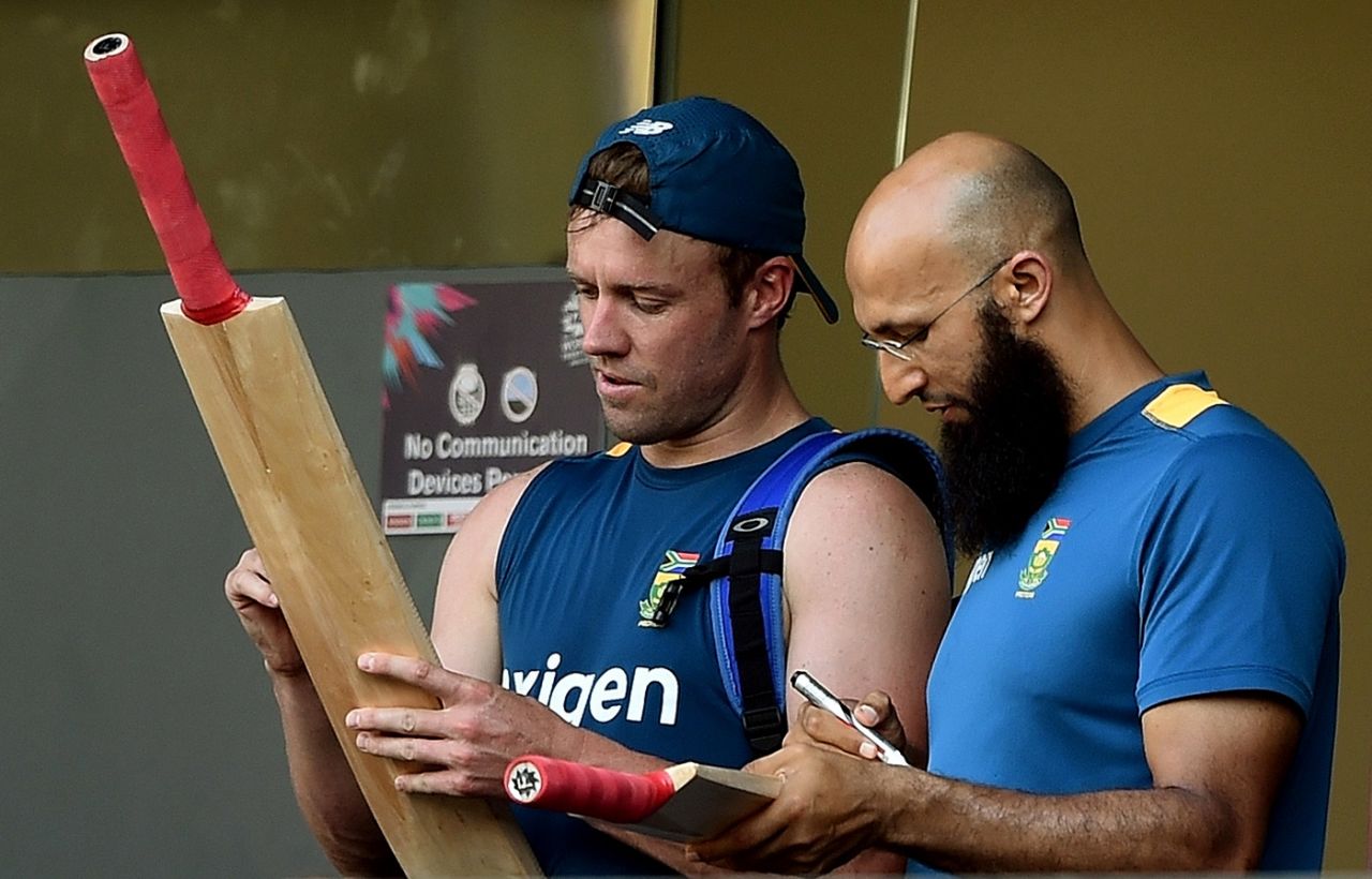 AB de Villiers and Hashim Amla inspect their bats, World T20 2016, Mumbai, March 17, 2016