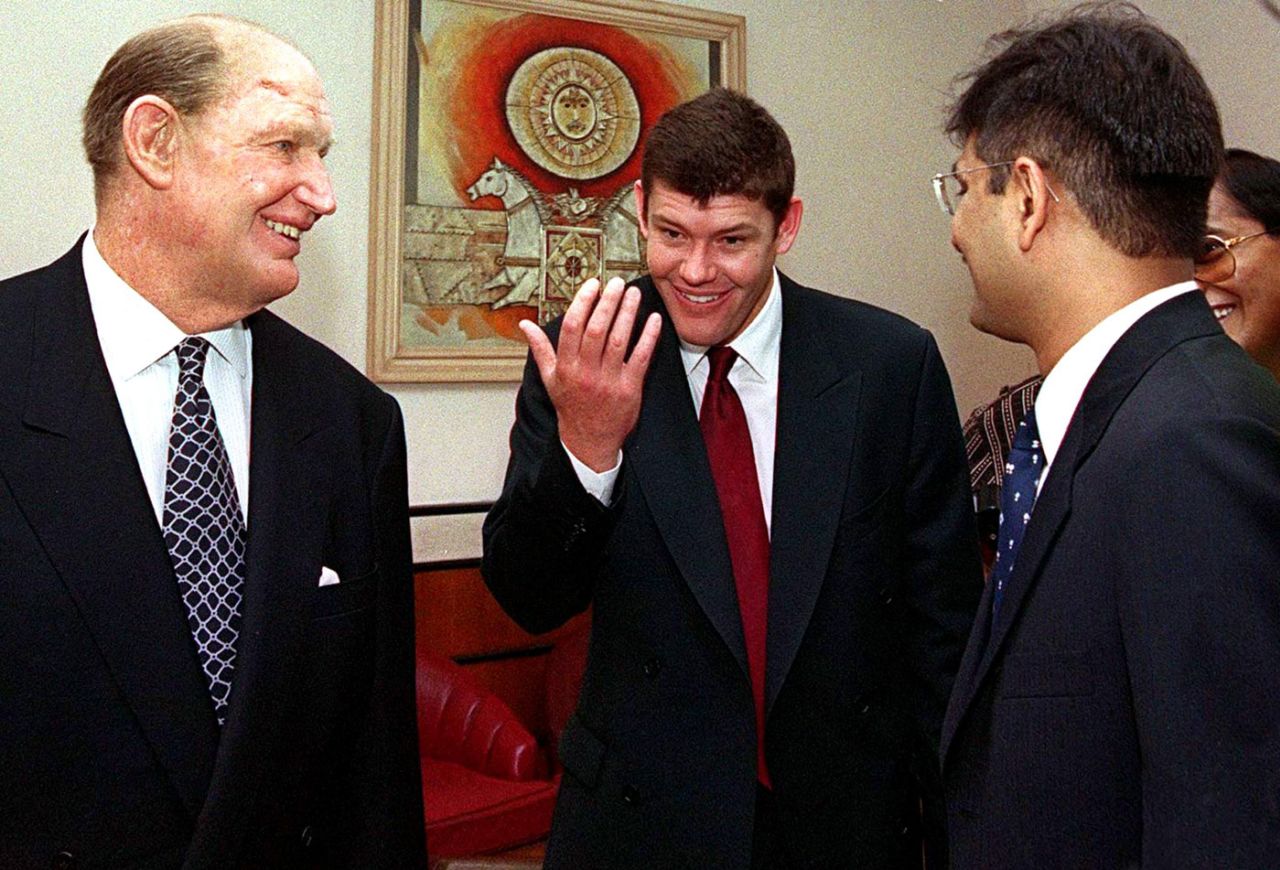 Kerry Packer and James Packer in Mumbai, March 27, 2000
