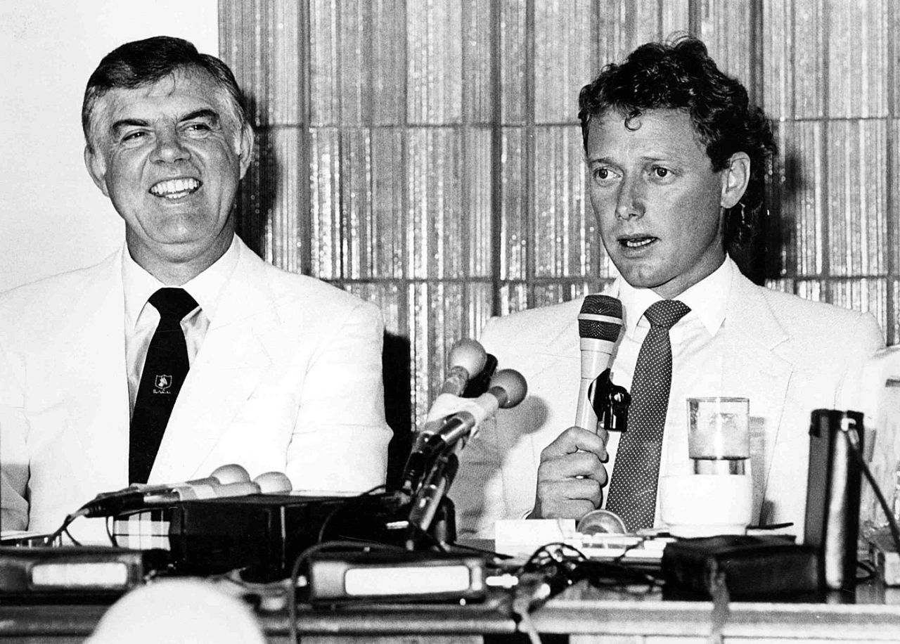 Kim Hughes and Geoff Dakin at a press conference to launch Australia's rebel tour of South Africa, Johannesburg, 1985