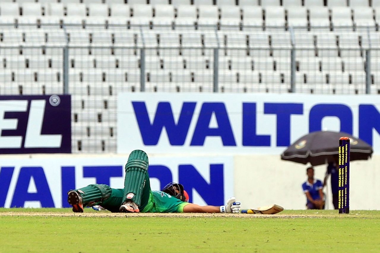 Suhrawadi Shuvo falls at the crease after being struck by a bouncer, Victoria Sporting Club v Abahani Limited, DPL 2016, Mirpur, June 18, 2016