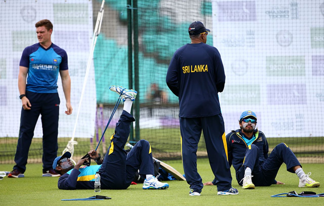 Angelo Mathews stretches his troublesome hamstring, Kia Oval, June 28, 2016