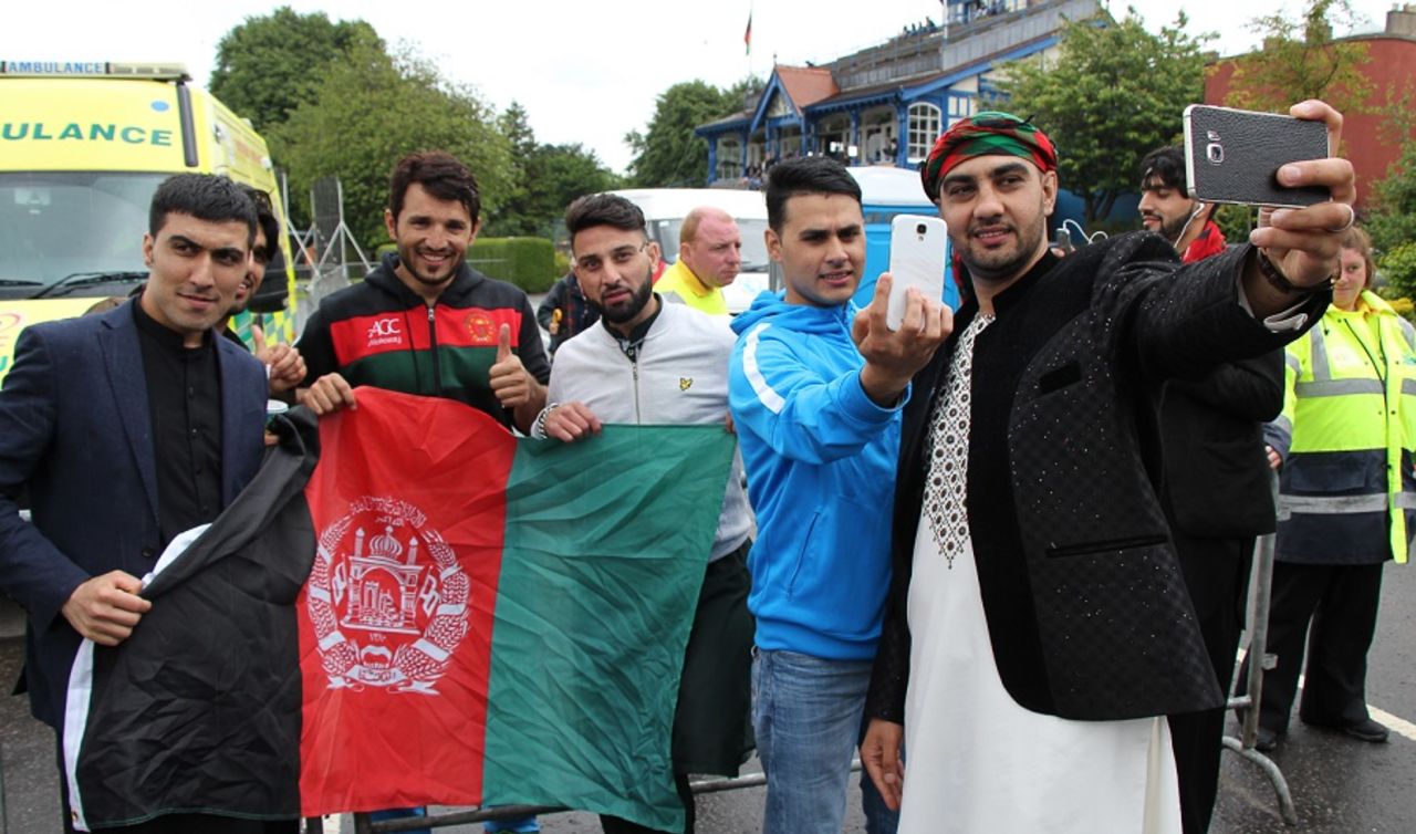 Gulbadin Naib takes selfies with fans, Scotland v Afghanistan, 2nd ODI, Edinburgh, July 6, 2016