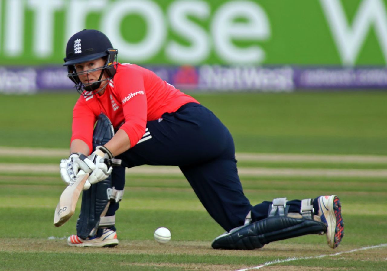Tammy Beaumont sweeps on her way to a fifth score of fifty or more in six games against Pakistan, England Women v Pakistan Women, 3rd T20I, Chelmsford, July 7, 2016