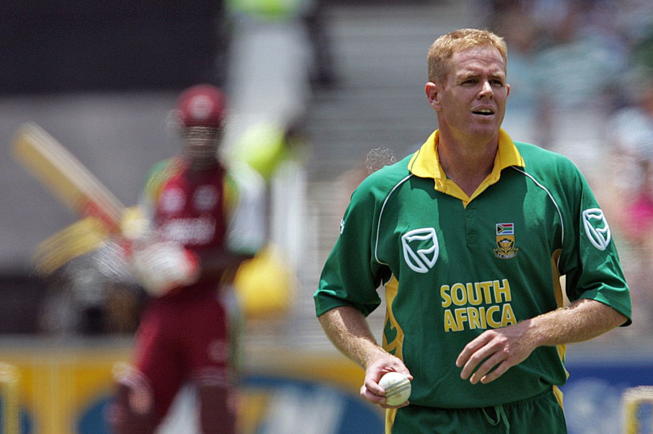 Shaun Pollock bowls in his farewell ODI, South Africa v West Indies, 5th ODI, Johannesburg, February 3, 2008