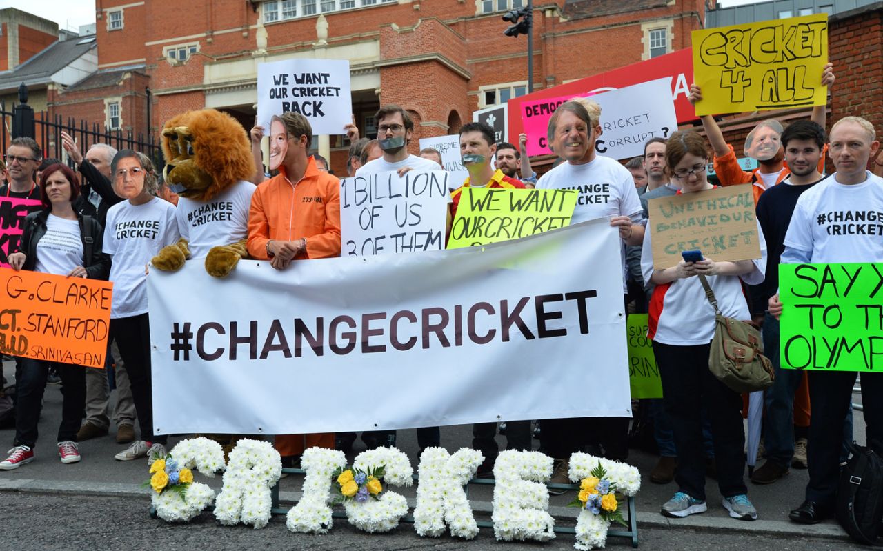 Sam Collins and Jarrod Kimber lead the Change Cricket protest, England v Australia, 5th Investec Ashes Test, The Oval, August 20, 2015
