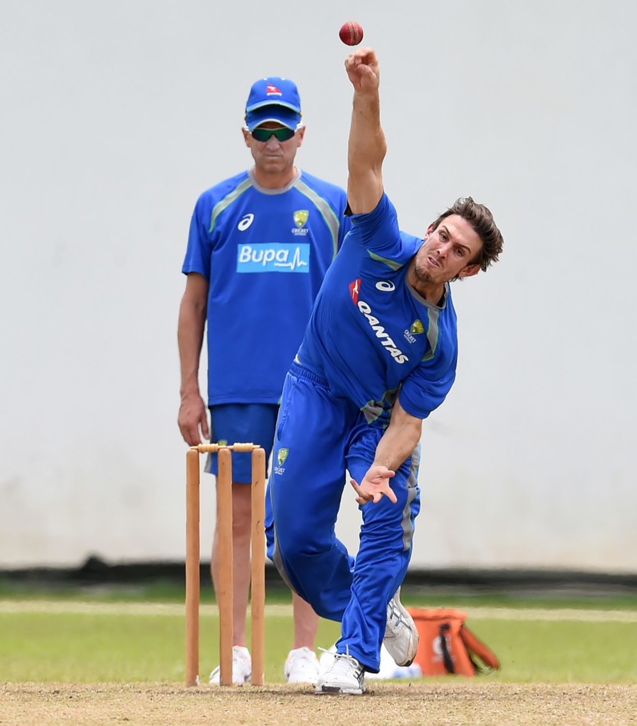 Mitchell Marsh bowls under the supervision of Allan Donald, Colombo, July 15, 2016