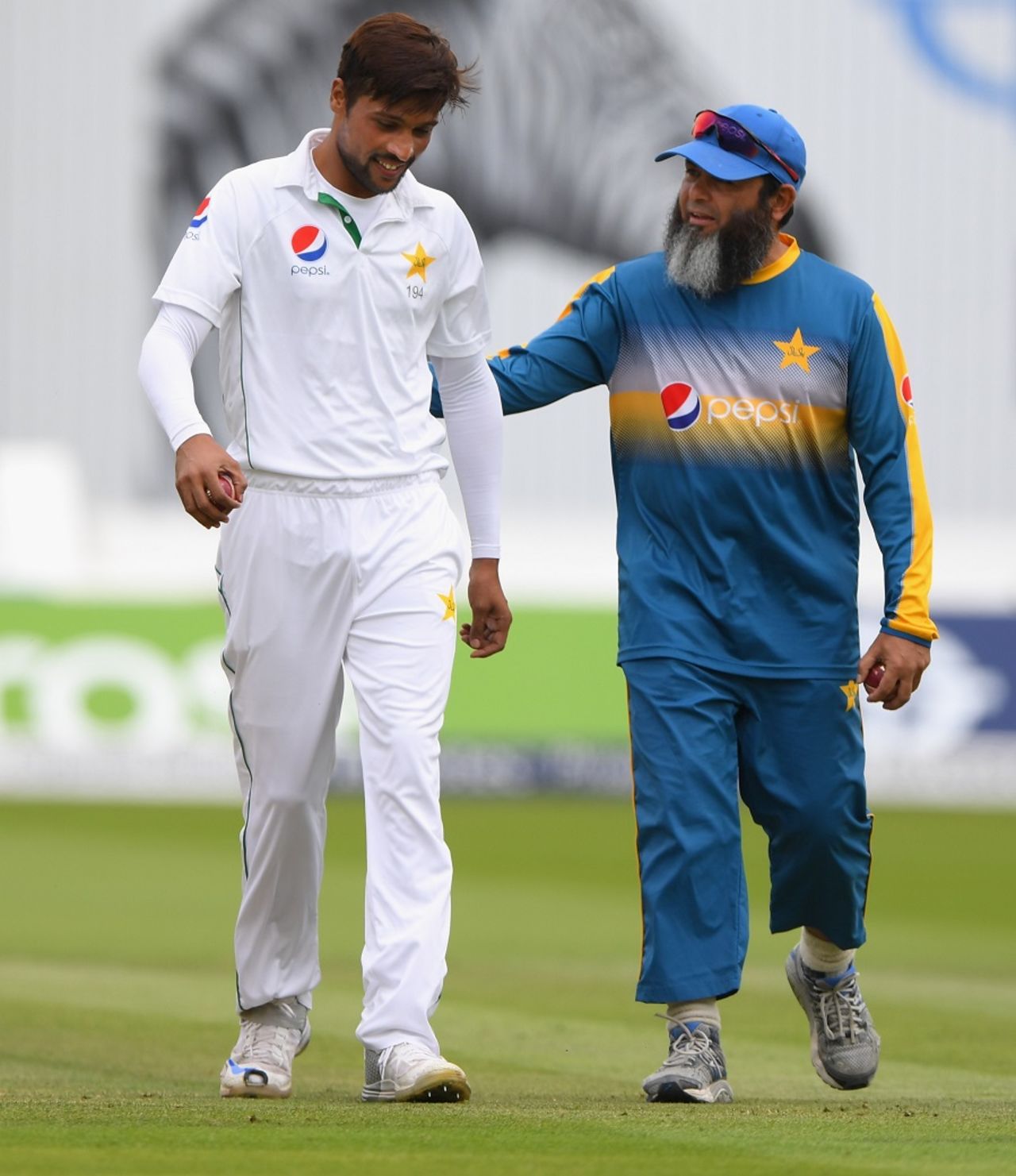 Mohammad Amir gets a pat from Mushtaq Ahmed, England v Pakistan, 1st Investec Test, Lord's, 2nd day, July 15, 2016