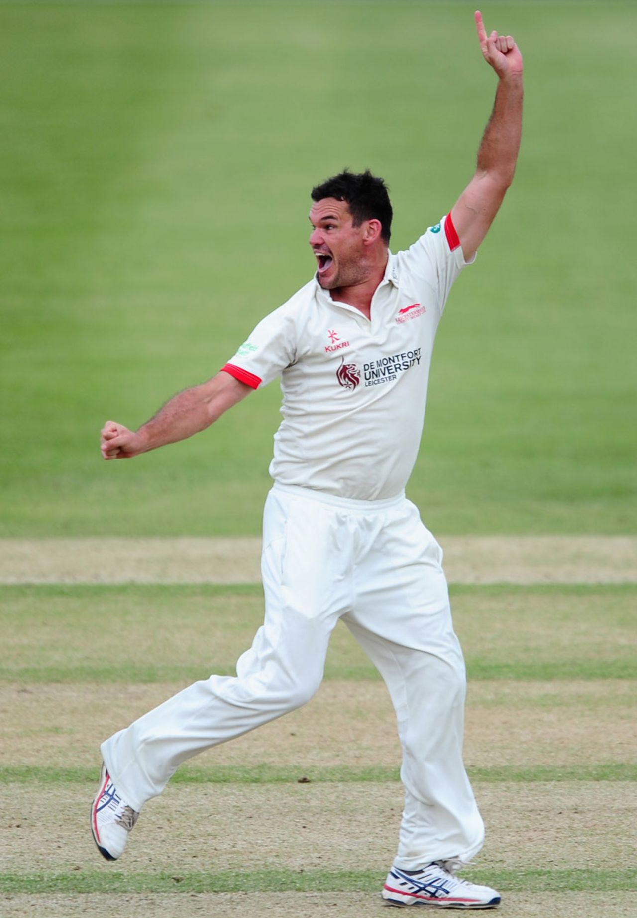 Clint McKay appeals unsuccessfully for a wicket, Gloucestershire v Leicestershire, Specsavers Championship, Division Two, Cheltenham, 2nd day, July 21, 2016