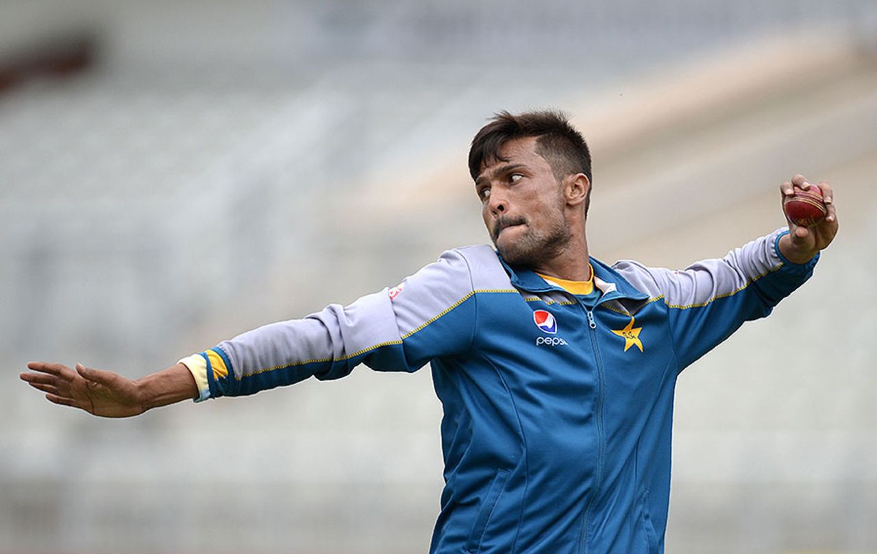 Mohammad Amir throws the ball in training, Old Trafford, July 21, 2016