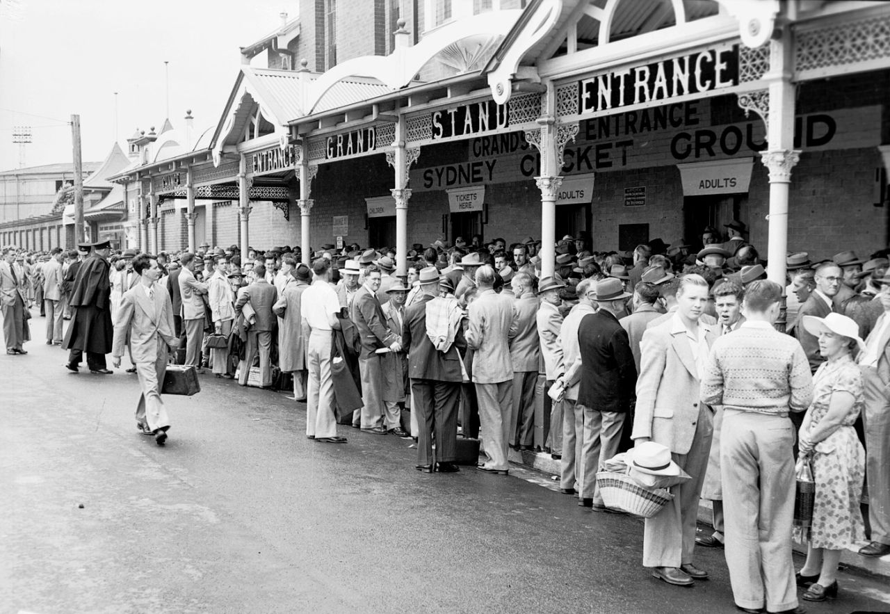 Spectators queue up outside the SCG before the game, Australia v England, 2nd Test, Sydney, December 17, 1954