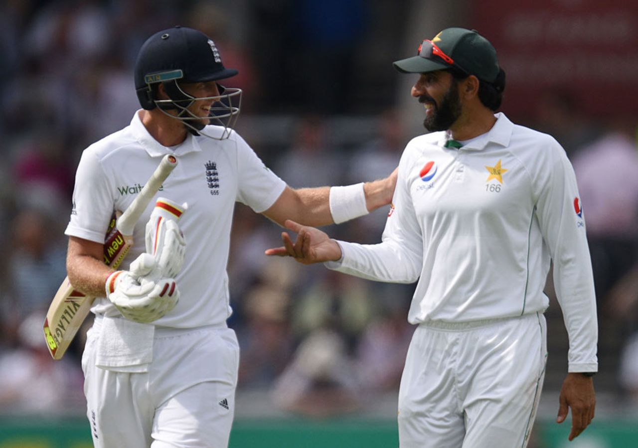 Misbah-ul-Haq congratulates Joe Root, England v Pakistan, 2nd Investec Test, Old Trafford, 2nd day, July 23, 2016