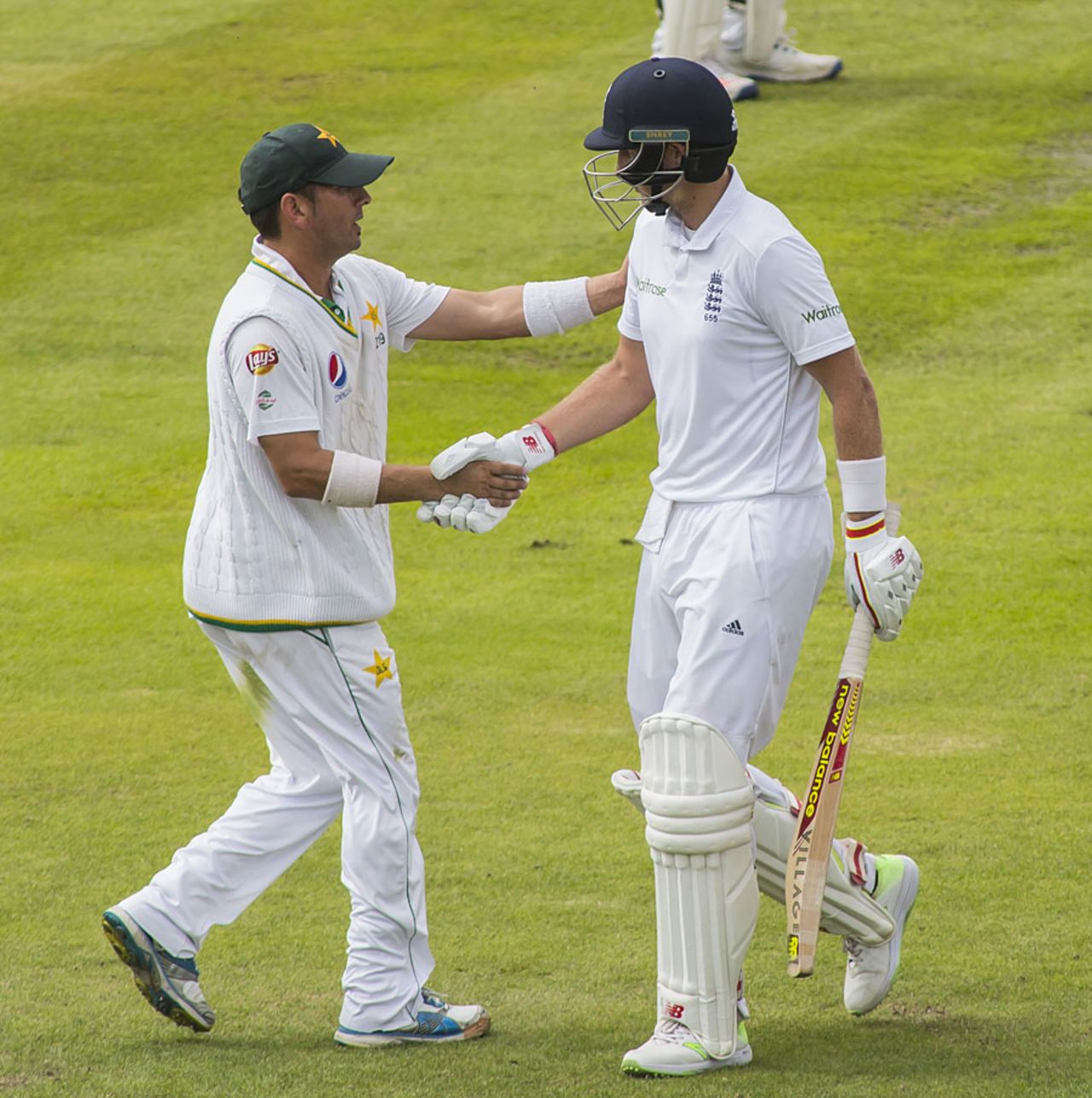 Joe Root gets more handshakes, this time from Yasir, after falling for 254, England v Pakistan, 2nd Investec Test, Old Trafford, 2nd day, July 23, 2016