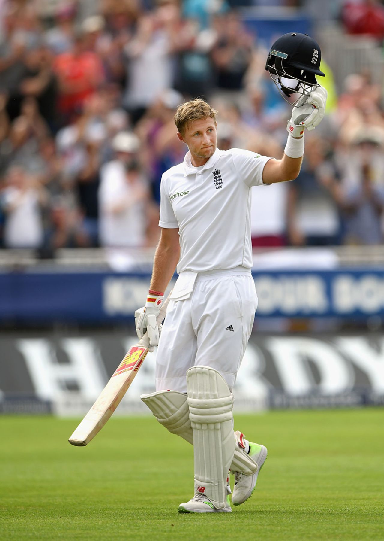 Joe Root takes in the standing ovation for his innings, England v Pakistan, 2nd Investec Test, Old Trafford, 2nd day, July 23, 2016