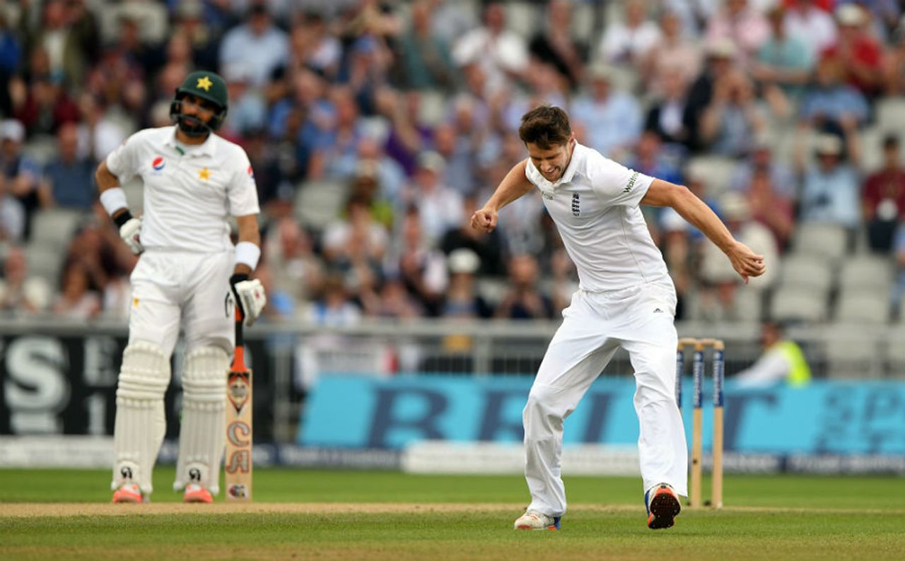 Chris Woakes took his fourth wicket with the last ball before lunch, England v Pakistan, 2nd Investec Test, Old Trafford, 3rd day, July 24, 2016