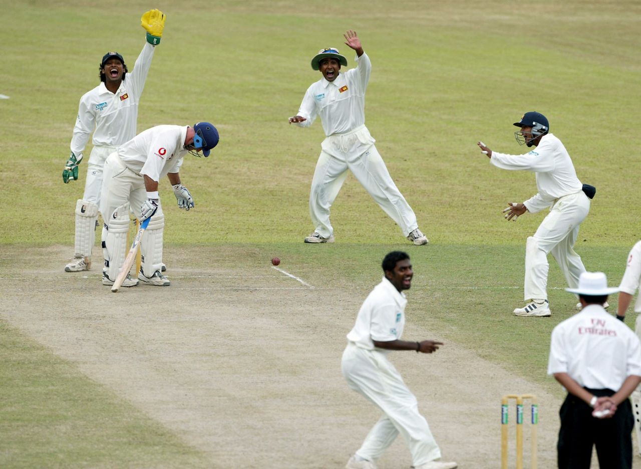 Muttiah Muralitharan and Sri Lanka appeal for Graham Thorpe's dismissal, Sri Lanka v England, 2nd Test, Kandy, 3rd day, December 12, 2003