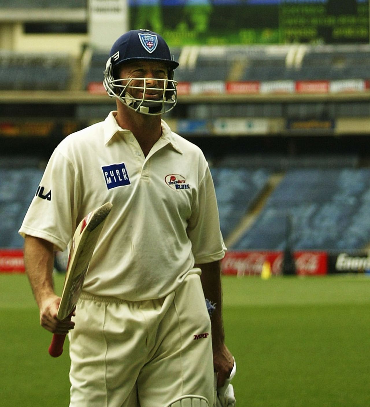 Steve Waugh walks back after making 211, Victoria v New South Wales, Pura Cup, Melbourne, 2nd day, February 6, 2003