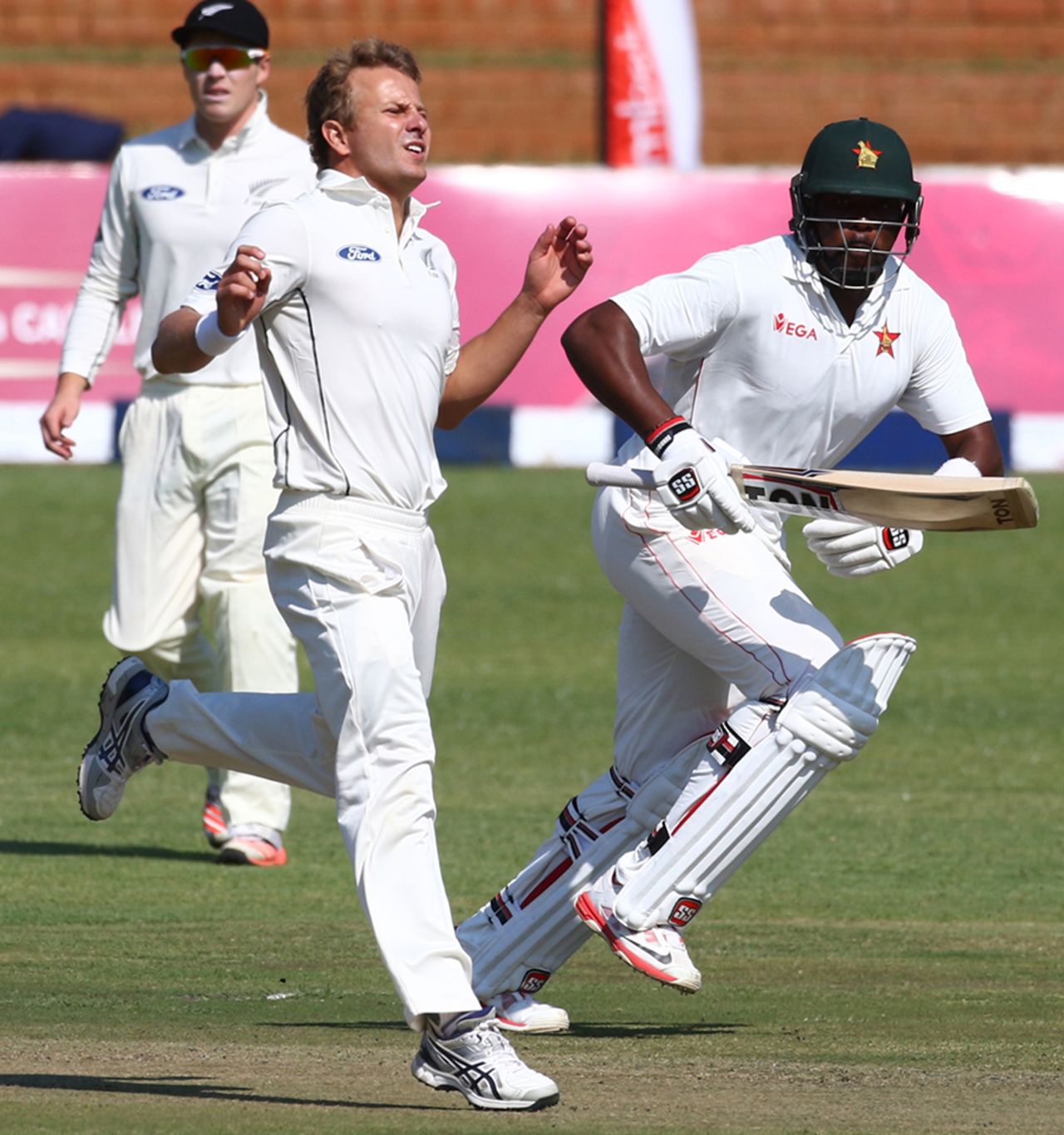 Hamilton Masakadza sets off for a run past Neil Wagner, Zimbabwe v New Zealand, 1st Test, Bulawayo, 1st day, July 28, 2016