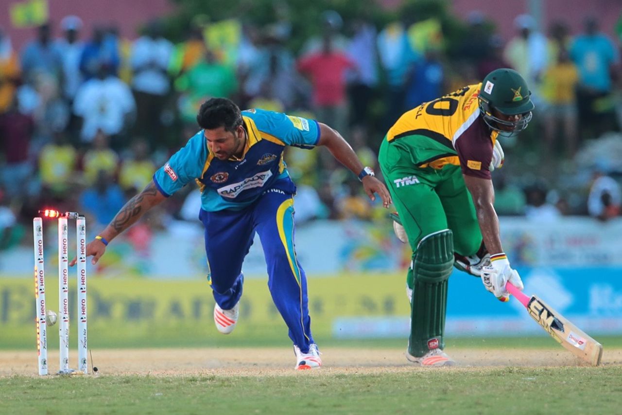 Ravi Rampaul tries to run out Chris Barnwell, Barbados Tridents v Guyana Amazon Warriors, CPL 2016, Lauderhill, July 30, 2016