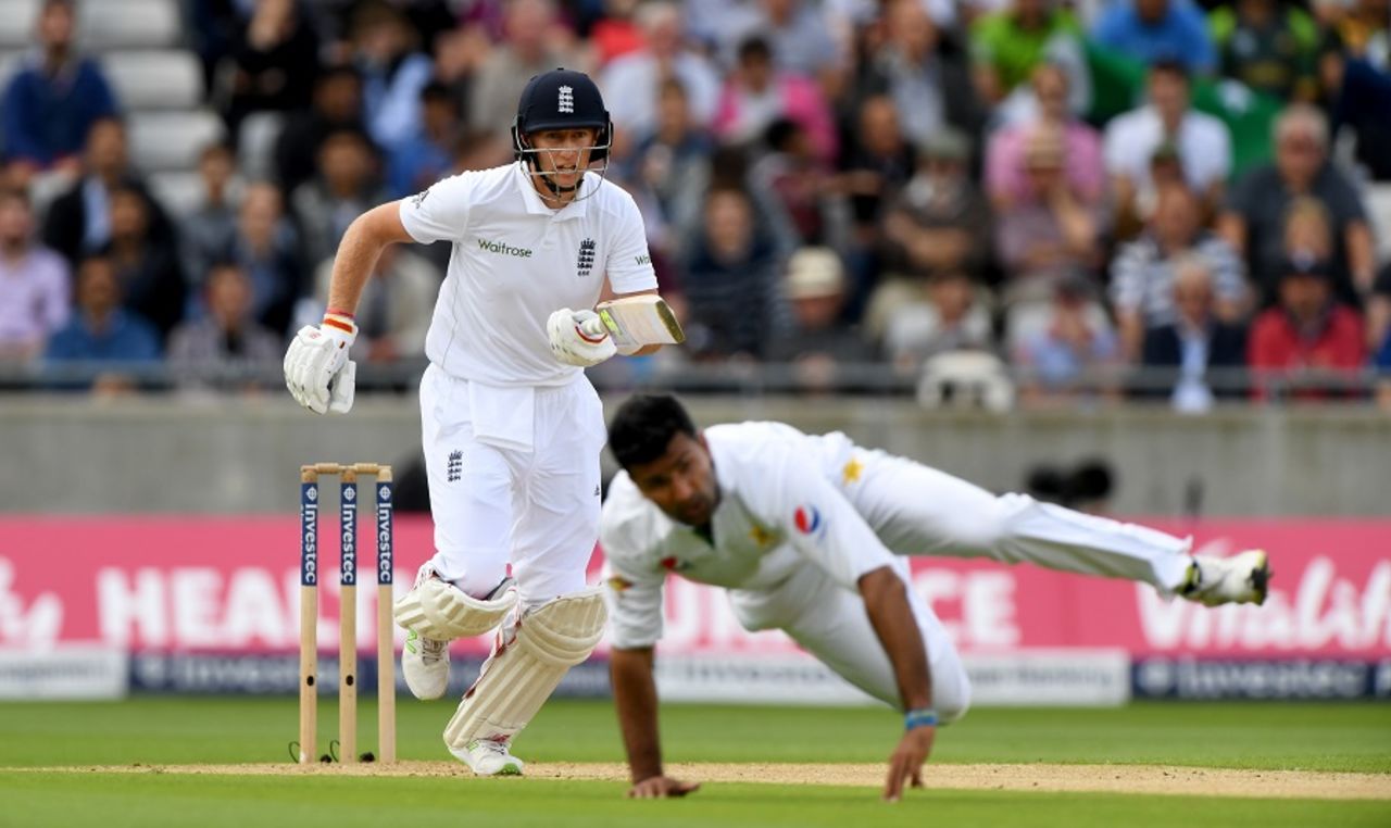 Sohail Khan takes a tumble as Joe Root takes off for a run, England v Pakistan, 3rd Test, Edgbaston, 1st day, August 3, 2016