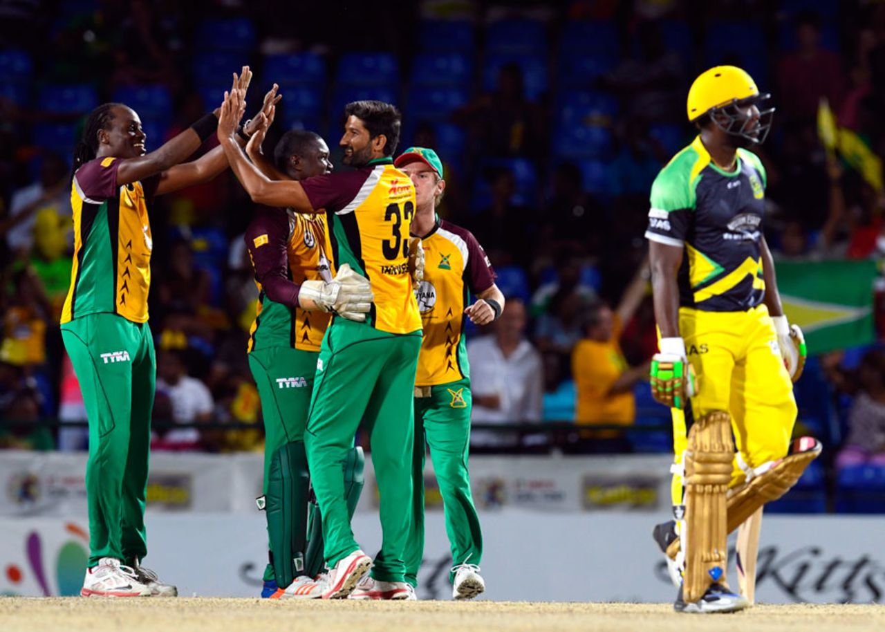 Guyana Amazon Warriors get together after Sohail Tanvir bowls Andre Russell, Guyana Amazon Warriors v Jamaica Tallawahs, CPL 2016, 1st playoff, St Kitts, August 3, 2016