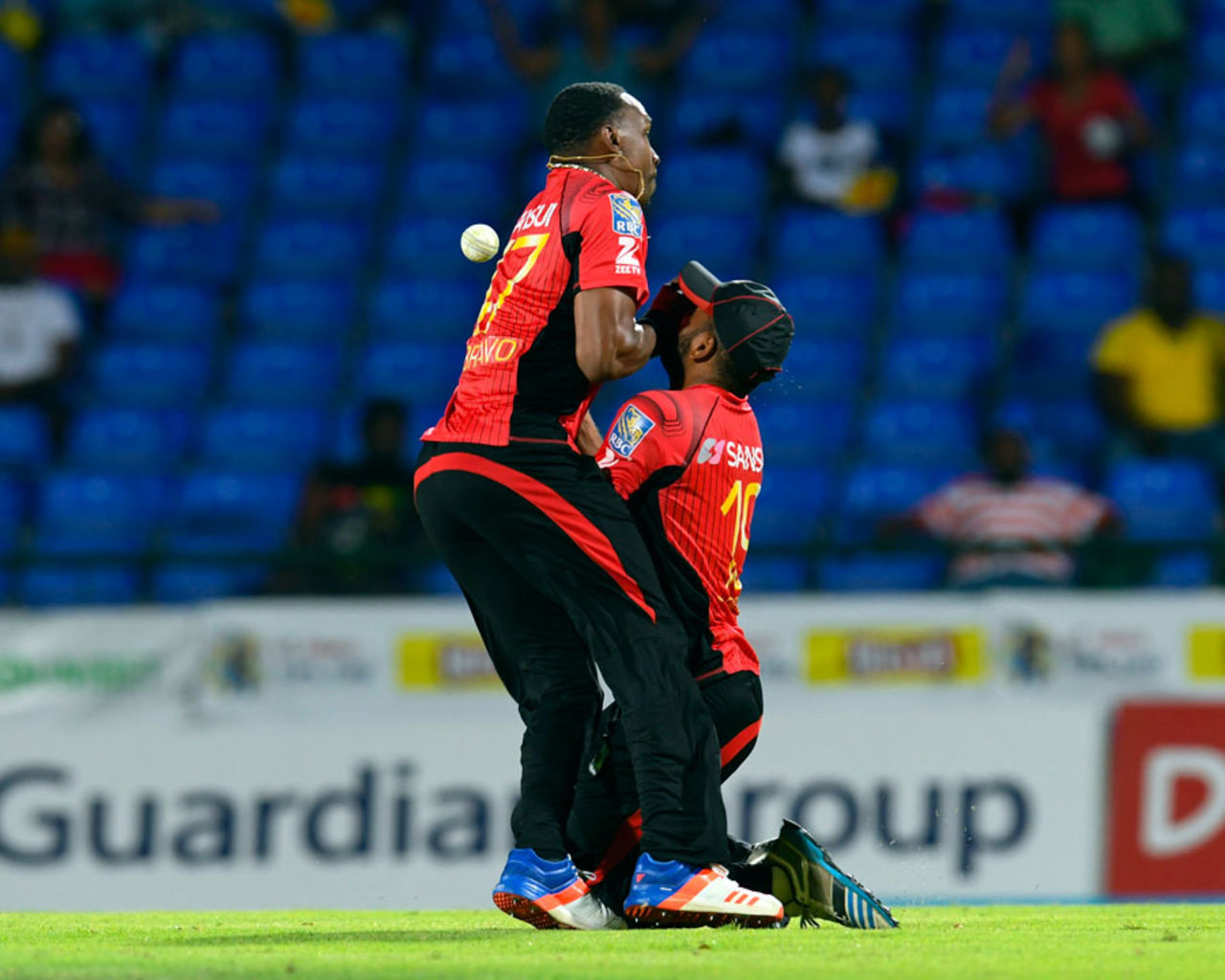 Dwayne Bravo and Yannic Cariah collide, St Lucia Zouks v Trinbago Knight Riders, CPL 2016, eliminator, St Kitts, August 4, 2016