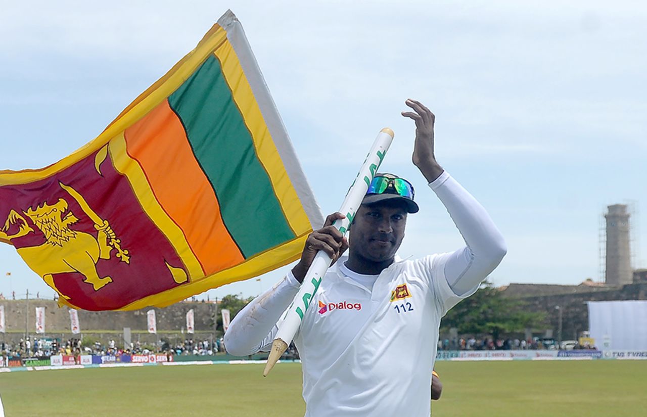 Angelo Mathews applauds the fans on a victory lap , Sri Lanka v Australia, 2nd Test, Galle, 3rd day, August 6, 2016