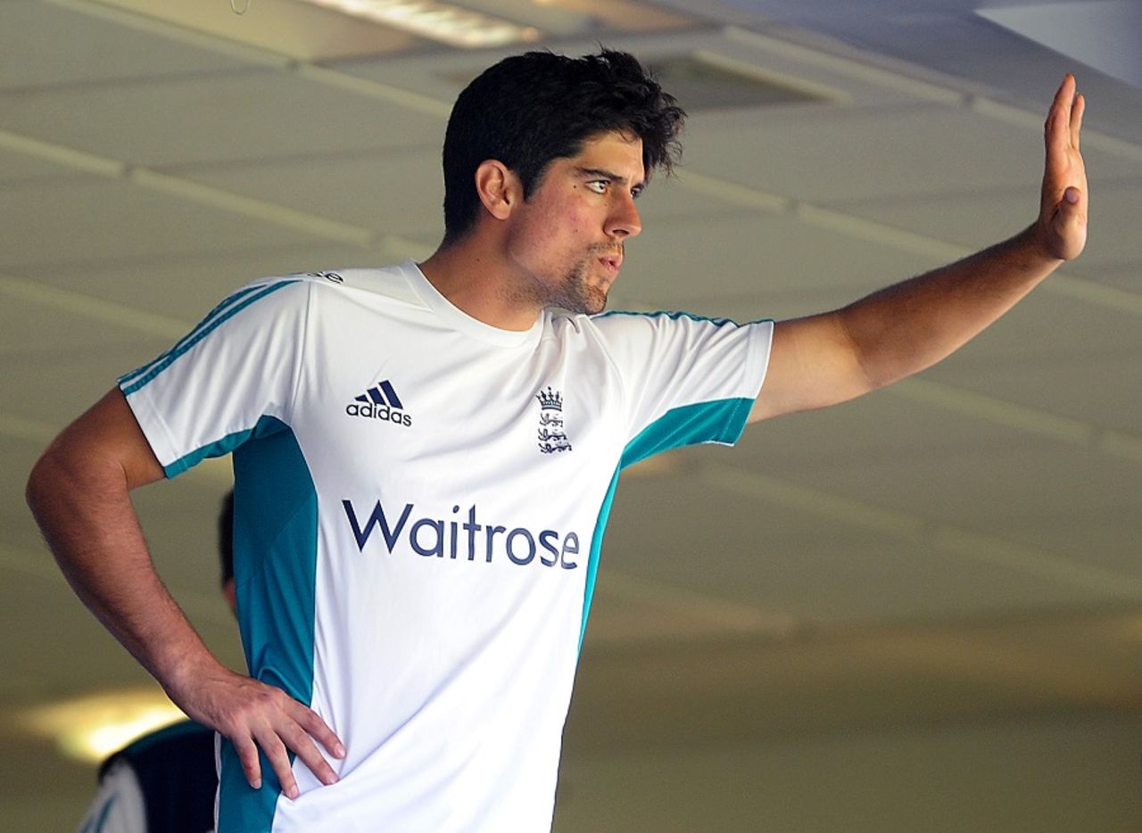 Alastair Cook signals the declaration, England v Pakistan, 3rd Investec Test, Edgbaston, 5th day, August 7, 2016