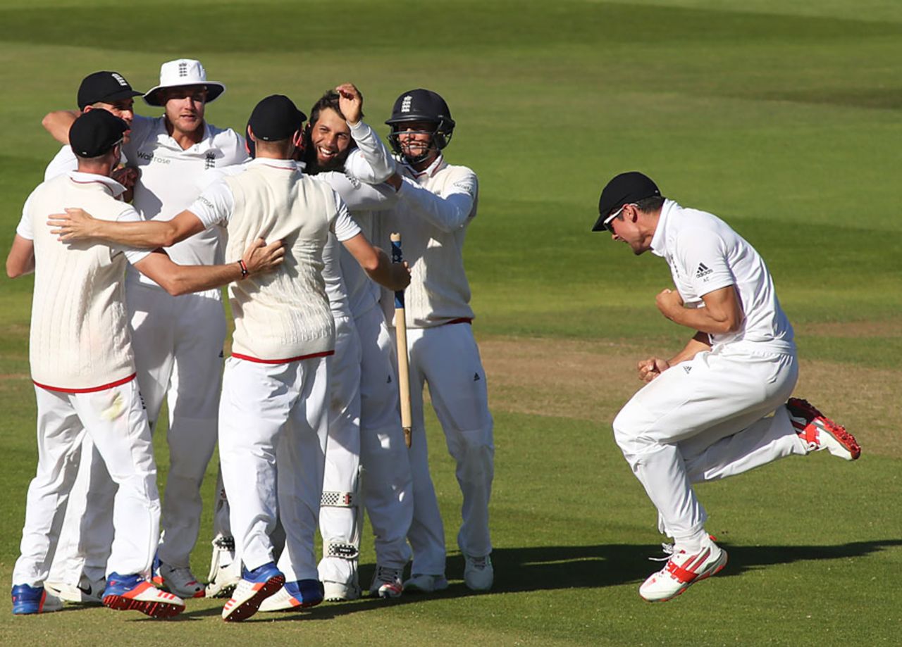 England celebrate after taking the final wicket, England v Pakistan, 3rd Investec Test, Edgbaston, 5th day, August 7, 2016