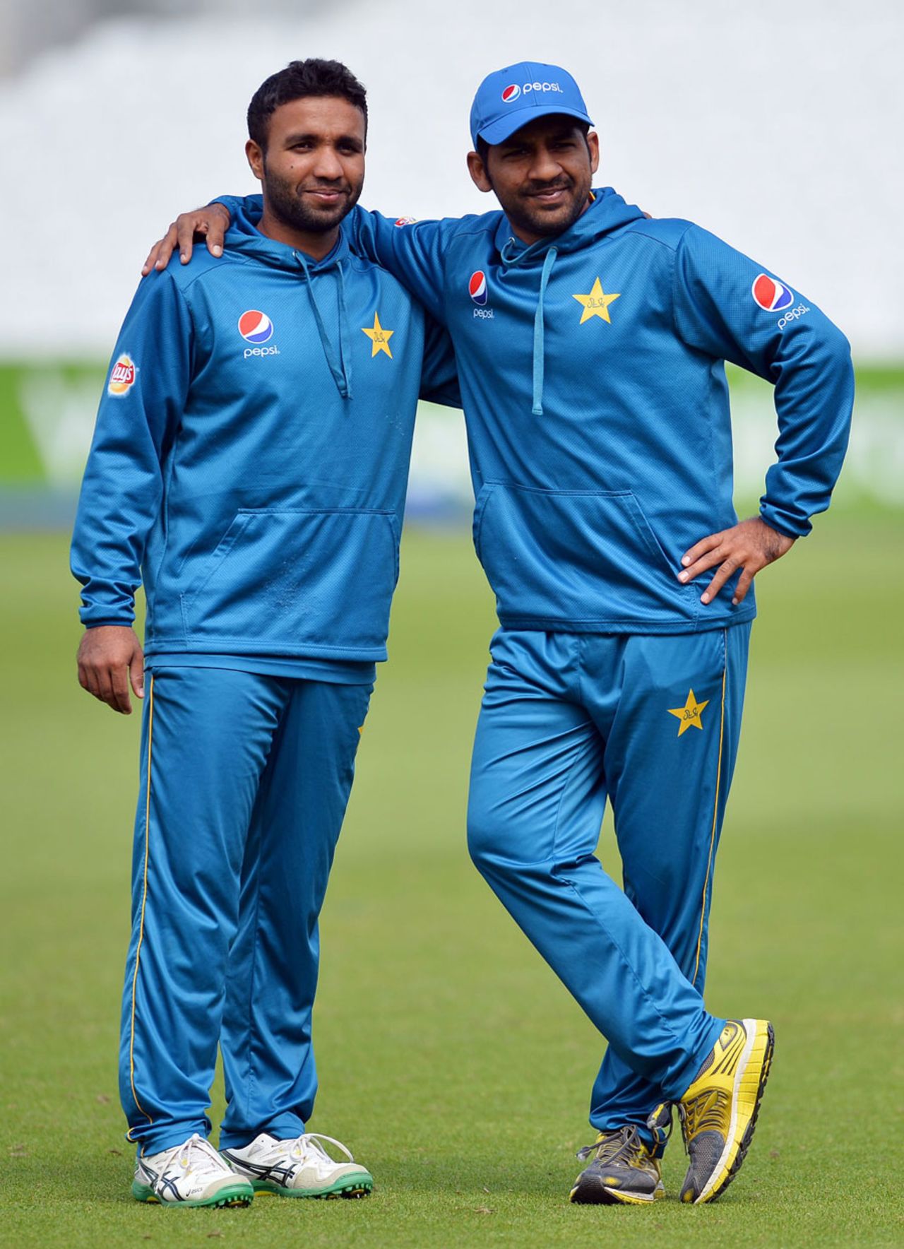 Sami Aslam gets an arm around the shoulder from Sarfraz Ahmed, The Oval, August 10, 2016