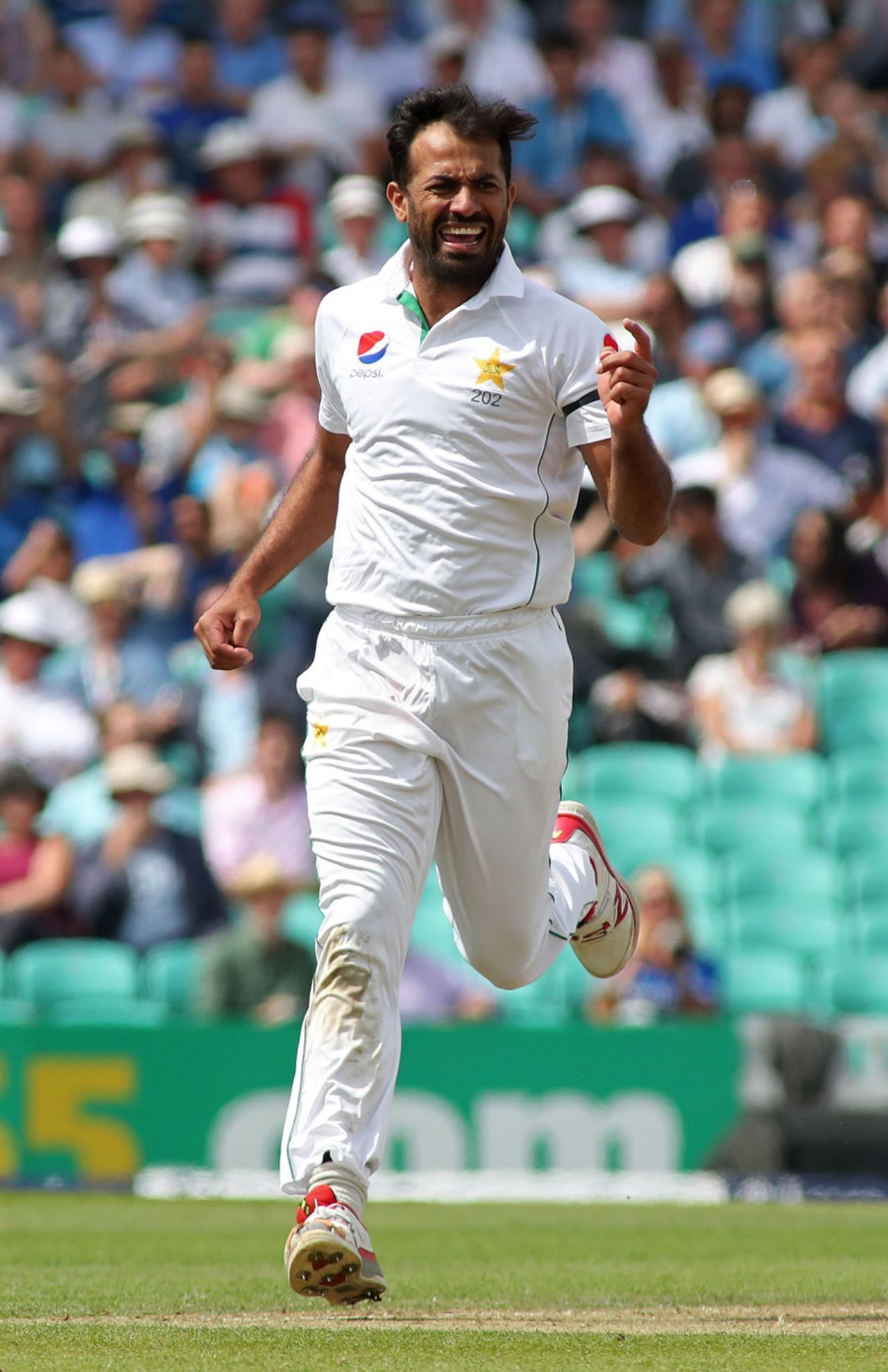 Wahab Riaz thought he had another only to be denied by a no-ball, England v Pakistan, 4th Test, The Oval, 1st day, August 11, 2016