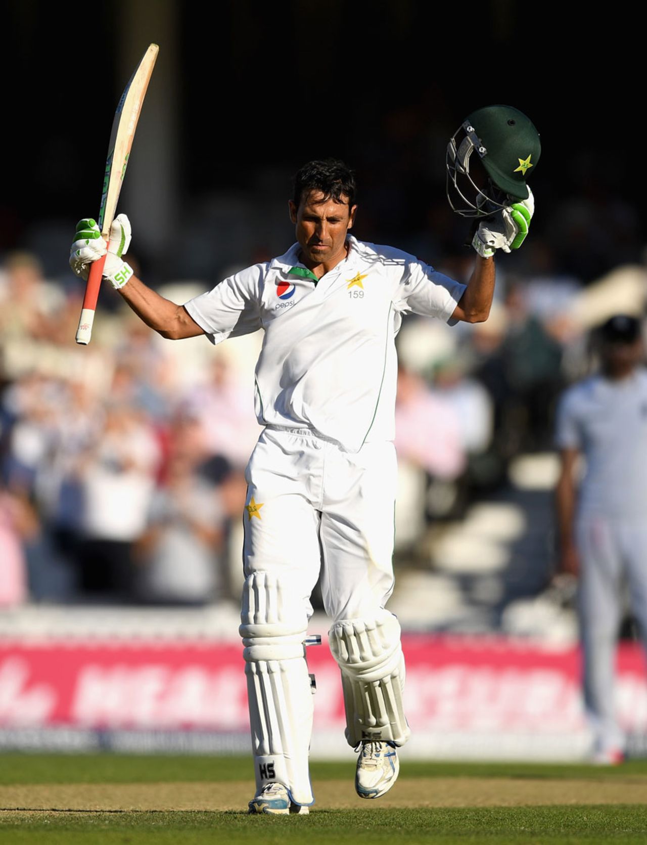 Younis Khan takes the applause for his century, England v Pakistan, 4th Test, The Oval, 2nd day, August 12, 2016