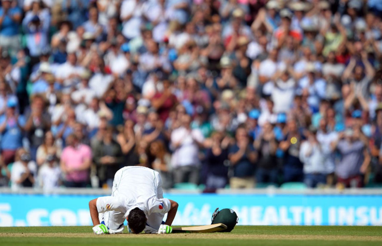 Younis Khan bows down after reaching 200, England v Pakistan, 4th Test, The Oval, 3rd day, August 13, 2016