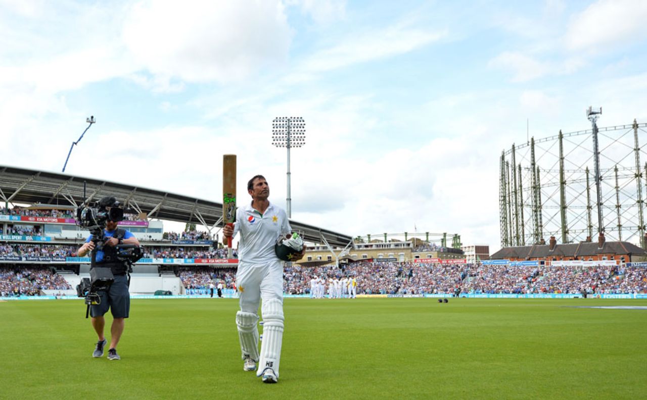 Younis Khan takes the applause for a magnificent innings of 218, England v Pakistan, 4th Test, The Oval, 3rd day, August 13, 2016