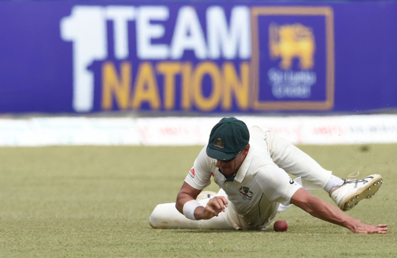 Mitchell Starc makes a sliding stop in the outfield, Sri Lanka v Australia, 3rd Test, SSC, 2nd day, August 14, 2016