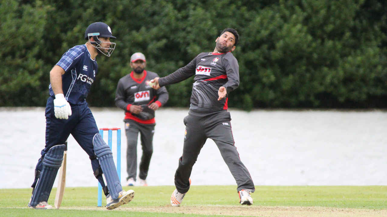 Mohammad Naveed runs in to bowl, Scotland v UAE, ICC WCL Championship, Edinburgh, August 14, 2016