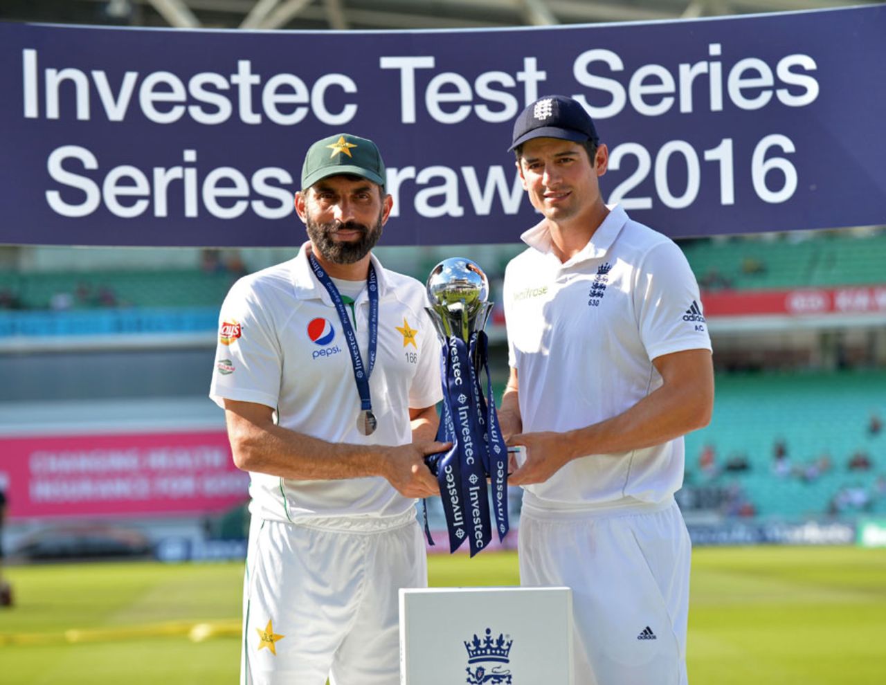 Misbah-ul-Haq and Alastair Cook shared the series trophy, England v Pakistan, 4th Test, The Oval, 4th day, August 14, 2016