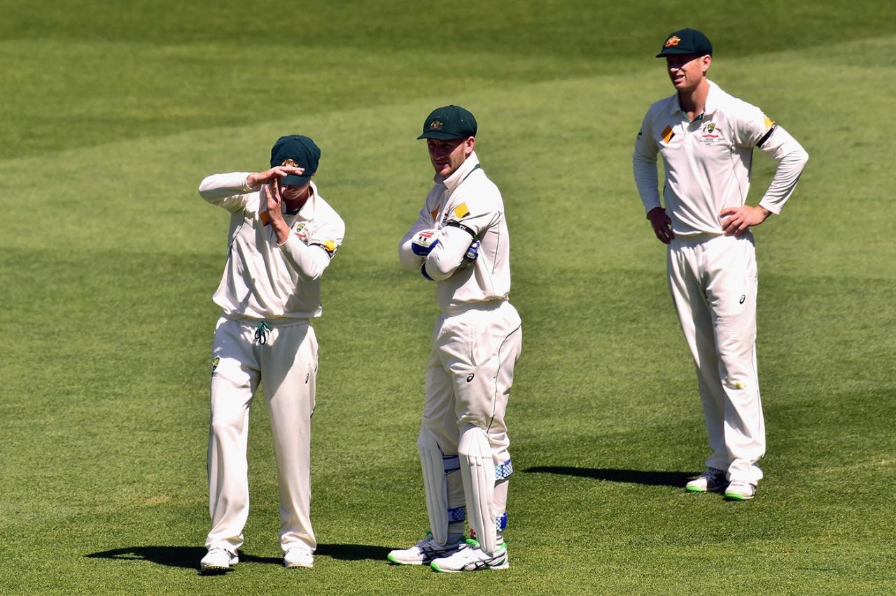 Steven Smith calls for a decision referral, Australia v New Zealand, third Test, day three, Adelaide, November 29, 2015