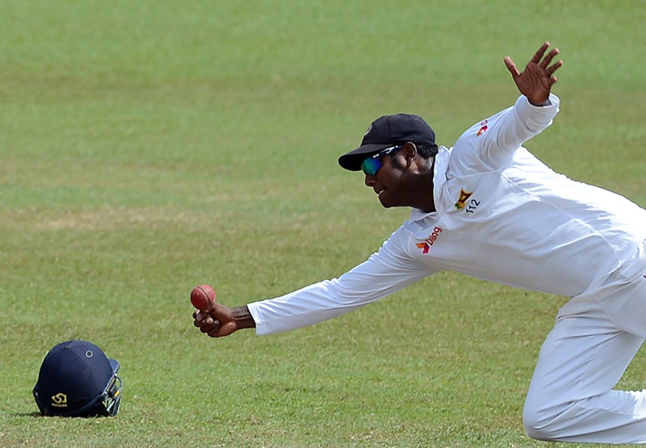 Angelo Mathews failed to hold on to a chance at slip, Sri Lanka v Australia, 3rd Test, SSC, 3rd day, August 15, 2016
