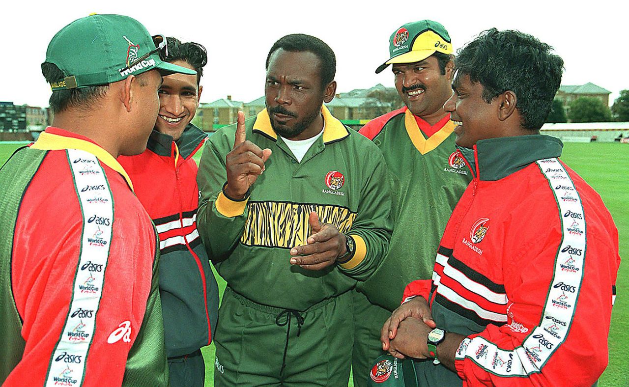 Bangladesh coach Gordon Greenidge has a chat with Khaled Mahmud, Mehrab Hossain, Akram Khan and Aminul Islam, Cheltenham, May 9, 1999